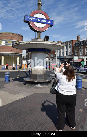 Southgate, Londres, Royaume-Uni. 16 juillet 2018. La station de métro Southgate à Enfield, au nord de Londres est temporairement nommé pour 48h comme 'Gareth Southgate' en l'honneur de l'Angleterre football manager et le succès de l'équipe. Crédit : Matthieu Chattle/Alamy Live News Banque D'Images