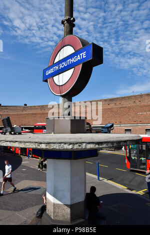 Southgate, Londres, Royaume-Uni. 16 juillet 2018. La station de métro Southgate à Enfield, au nord de Londres est temporairement nommé pour 48h comme 'Gareth Southgate' en l'honneur de l'Angleterre football manager et le succès de l'équipe. Crédit : Matthieu Chattle/Alamy Live News Banque D'Images