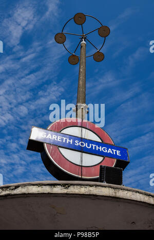 Southgate, Londres, Royaume-Uni. 16 juillet 2018. La station de métro Southgate à Enfield, au nord de Londres est temporairement nommé pour 48h comme 'Gareth Southgate' en l'honneur de l'Angleterre football manager et le succès de l'équipe. Crédit : Matthieu Chattle/Alamy Live News Banque D'Images