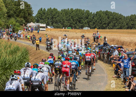 Ouvrir Escaudoeuvres un Thun, France - Juillet 15 , 2018 : vue arrière du peloton à cheval sur une route pavée, au cours de l'étape 9 du Tour de France 2018 Crédit : Radu Razvan/Alamy Live News Banque D'Images