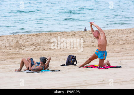 Bournemouth, Dorset, UK. 16 juillet 2018. UK : météo nuageux à Bournemouth, mais avec l'augmentation de la couverture nuageuse, en tant que chef de la mer sunseekers à plages de Bournemouth pour profiter du beau temps avant qu'il se casse. Credit : Carolyn Jenkins/Alamy Live News Banque D'Images