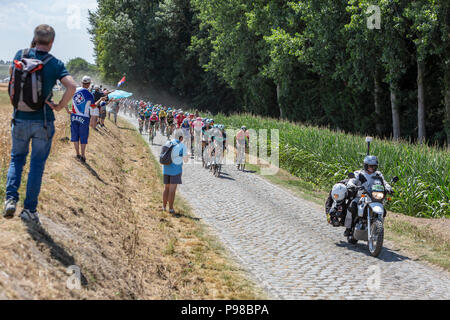 Ouvrir Escaudoeuvres un Thun, France - Juillet 15 , 2018 : le peloton à cheval sur une route pavée, au cours de l'étape 9 du Tour de France 2018 Crédit : Radu Razvan/Alamy Live News Banque D'Images