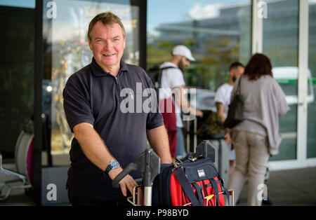 Munich, Allemagne. 16 juillet, 2018. Claus-Peter Reisch, capitaine du navire de sauvetage 'Lifeline', regarde dans l'appareil photo à l'aéroport de Munich. Le navire de sauvetage 'Lifeline' de la Mission de l'organisation d'aide Lifeline a récemment été bloqué pendant une semaine en mer, après que l'équipage a économisé environ 230 migrants en provenance de Libye. Le capitaine Reisch est maintenant un procès à Malte. Credit : Matthias Balk/dpa/Alamy Live News Banque D'Images