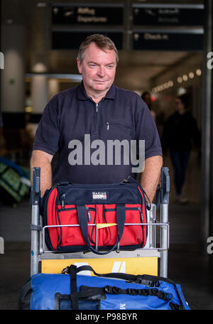 Munich, Allemagne. 16 juillet, 2018. Claus-Peter Reisch, capitaine du navire de sauvetage 'Lifeline', poussant son chariot à bagages à la sortie. Le navire de sauvetage 'Lifeline' de la Mission de l'organisation d'aide Lifeline a récemment été bloqué pendant une semaine en mer, après que l'équipage a économisé environ 230 migrants en provenance de Libye. Le capitaine Reisch est maintenant un procès à Malte. Credit : Matthias Balk/dpa/Alamy Live News Banque D'Images