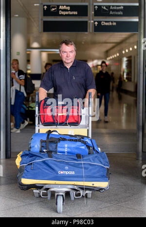 Munich, Allemagne. 16 juillet, 2018. Claus-Peter Reisch, capitaine du navire de sauvetage 'Lifeline', poussant son chariot à bagages à la sortie. Le navire de sauvetage 'Lifeline' de la Mission de l'organisation d'aide Lifeline a récemment été bloqué pendant une semaine en mer, après que l'équipage a économisé environ 230 migrants en provenance de Libye. Le capitaine Reisch est maintenant un procès à Malte. Credit : Matthias Balk/dpa/Alamy Live News Banque D'Images