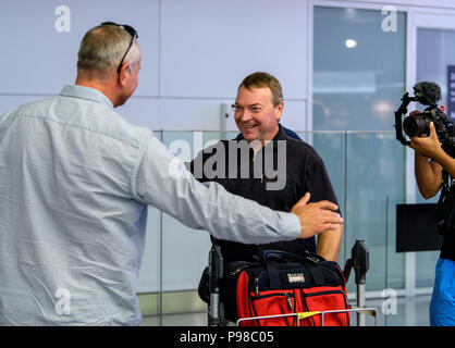 Munich, Allemagne. 16 juillet, 2018. Claus-Peter Reisch (R), le capitaine du navire de sauvetage la bouée '', est accueilli par un de ses amis à l'aéroport. Le navire de sauvetage 'Lifeline' de la Mission de l'organisation d'aide Lifeline a récemment été bloqué pendant une semaine en mer, après que l'équipage a économisé environ 230 migrants en provenance de Libye. Le capitaine Reisch est maintenant un procès à Malte. Credit : Matthias Balk/dpa/Alamy Live News Banque D'Images