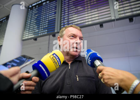 Munich, Allemagne. 16 juillet, 2018. Claus-Peter Reisch, capitaine du navire de sauvetage 'Lifeline', donnant une interview après son arrivée à l'aéroport de Munich. Le navire de sauvetage 'Lifeline' de la Mission de l'organisation d'aide Lifeline a récemment été bloqué pendant une semaine en mer, après que l'équipage a économisé environ 230 migrants en provenance de Libye. Le capitaine Reisch est maintenant un procès à Malte. Credit : Matthias Balk/dpa/Alamy Live News Banque D'Images