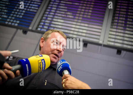 Munich, Allemagne. 16 juillet, 2018. Claus-Peter Reisch, capitaine du navire de sauvetage 'Lifeline', donnant une interview après son arrivée à l'aéroport de Munich. Le navire de sauvetage 'Lifeline' de la Mission de l'organisation d'aide Lifeline a récemment été bloqué pendant une semaine en mer, après que l'équipage a économisé environ 230 migrants en provenance de Libye. Le capitaine Reisch est maintenant un procès à Malte. Credit : Matthias Balk/dpa/Alamy Live News Banque D'Images