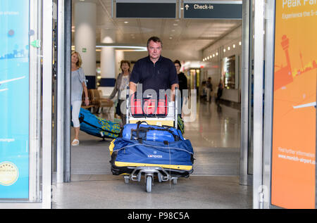 Munich, Allemagne. 16 juillet, 2018. Claus-Peter Reisch, capitaine du navire de sauvetage 'Lifeline', poussant son chariot à bagages à la sortie. Le navire de sauvetage 'Lifeline' de la Mission de l'organisation d'aide Lifeline a récemment été bloqué pendant une semaine en mer, après que l'équipage a économisé environ 230 migrants en provenance de Libye. Le capitaine Reisch est maintenant un procès à Malte. Credit : Matthias Balk/dpa/Alamy Live News Banque D'Images