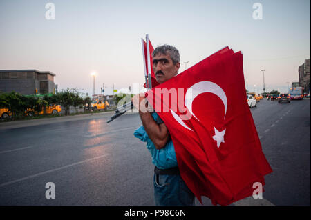 Istanbul, Turquie. 15 juillet, 2018. Un homme vu la vente de drapeaux nationaux turcs sur l'unité nationale 24.Une grande foule de personnes se sont rassemblées pour la réunion à ''BridgeÃ- Juillet 15 Martyrs, précédemment connu sous le pont du Bosphore. La célébration commémore le deuxième anniversaire de la tentative de coup d'entre 15 et 16 juillet 2016, où 250 personnes sont mortes en début le coup et environ 2 200 ont été blessés. Depuis, le gouvernement a lancé une campagne de répression visant les personnes qui auraient été affiliés à coup d'organisateurs, qui a causé l'arrestation de près de 50, 000 et un état des licenciements massifs d'employés.Follo Banque D'Images