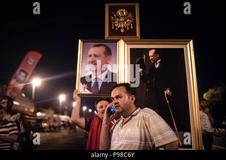 Istanbul, Turquie. 15 juillet, 2018. Un Turc vu porter le portrait du président turc, Recep Tayyip Erdogan, au cours de la journée de l'unité nationale.Une grande foule de personnes se sont rassemblées pour la réunion à ''BridgeÃ- Juillet 15 Martyrs, précédemment connu sous le pont du Bosphore. La célébration commémore le deuxième anniversaire de la tentative de coup d'entre 15 et 16 juillet 2016, où 250 personnes sont mortes en début le coup et environ 2 200 ont été blessés. Depuis, le gouvernement a lancé une campagne de répression visant les personnes qui auraient été affiliés à coup d'organisateurs, qui a causé l'arrestation de près de 50, 000 a Banque D'Images