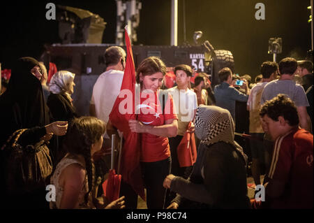 Istanbul, Turquie. 15 juillet, 2018. Une femelle citoyen turc vu portant un drapeau national turc t-shirt et tenant un drapeau turc.Une grande foule de personnes se sont rassemblées pour la réunion à ''BridgeÃ- Juillet 15 Martyrs, précédemment connu sous le pont du Bosphore. La célébration commémore le deuxième anniversaire de la tentative de coup d'entre 15 et 16 juillet 2016, où 250 personnes sont mortes en début le coup et environ 2 200 ont été blessés. Depuis, le gouvernement a lancé une campagne de répression visant les personnes qui auraient été affiliés à coup d'organisateurs, qui a causé l'arrestation de près de 50, 000 et d'un rejet massif Banque D'Images