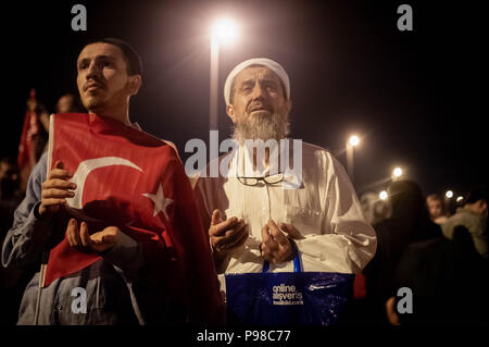 Istanbul, Turquie. 15 juillet, 2018. Les citoyens turcs vu avec le drapeau turc au cours de la journée de l'unité nationale.Une grande foule de personnes se sont rassemblées pour la réunion à ''BridgeÃ- Juillet 15 Martyrs, précédemment connu sous le pont du Bosphore. La célébration commémore le deuxième anniversaire de la tentative de coup d'entre 15 et 16 juillet 2016, où 250 personnes sont mortes en début le coup et environ 2 200 ont été blessés. Depuis, le gouvernement a lancé une campagne de répression visant les personnes qui auraient été affiliés à coup d'organisateurs, qui a causé l'arrestation de près de 50, 000 et d'un licenciement massif de travailleurs de l'État. Banque D'Images