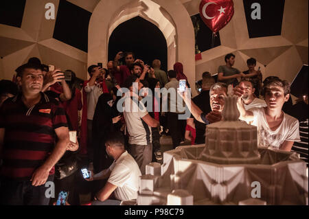 Istanbul, Turquie. 15 juillet, 2018. Une grande foule de personnes se sont rassemblées pour la réunion à ''BridgeÃ- Juillet 15 Martyrs, précédemment connu sous le pont du Bosphore. La célébration commémore le deuxième anniversaire de la tentative de coup d'entre 15 et 16 juillet 2016, où 250 personnes sont mortes en début le coup et environ 2 200 ont été blessés. Depuis, le gouvernement a lancé une campagne de répression visant les personnes qui auraient été affiliés à coup d'organisateurs, qui a causé l'arrestation de près de 50, 000 et un état des licenciements massifs d'employés.A la suite de la célébration, la foule a visité le nouveau monument pour l'marty Banque D'Images