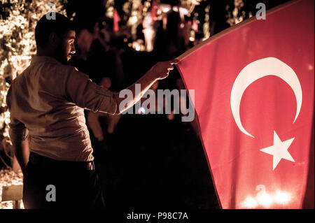 Istanbul, Turquie. 15 juillet, 2018. Un homme vu brandir le drapeau national turc au cours de la journée de l'unité nationale.Une grande foule de personnes se sont rassemblées pour la réunion à ''BridgeÃ- Juillet 15 Martyrs, précédemment connu sous le pont du Bosphore. La célébration commémore le deuxième anniversaire de la tentative de coup d'entre 15 et 16 juillet 2016, où 250 personnes sont mortes en début le coup et environ 2 200 ont été blessés. Depuis, le gouvernement a lancé une campagne de répression visant les personnes qui auraient été affiliés à coup d'organisateurs, qui a causé l'arrestation de près de 50, 000 et d'un licenciement massif de travailleurs de l'État. Banque D'Images