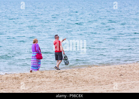 Bournemouth, Dorset, UK. 16 juillet 2018. UK : météo nuageux à Bournemouth, mais avec l'augmentation de la couverture nuageuse, en tant que chef de la mer sunseekers à plages de Bournemouth pour profiter du beau temps avant qu'il se casse. Credit : Carolyn Jenkins/Alamy Live News Banque D'Images