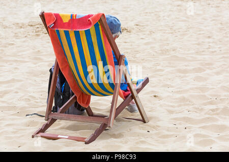 Bournemouth, Dorset, UK. 16 juillet 2018. UK : météo nuageux à Bournemouth, mais avec l'augmentation de la couverture nuageuse, en tant que chef de la mer sunseekers à plages de Bournemouth pour profiter du beau temps avant qu'il se casse. Credit : Carolyn Jenkins/Alamy Live News Banque D'Images