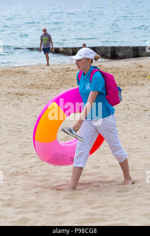 Bournemouth, Dorset, UK. 16 juillet 2018. UK : météo nuageux à Bournemouth, mais avec l'augmentation de la couverture nuageuse, en tant que chef de la mer sunseekers à plages de Bournemouth pour profiter du beau temps avant qu'il se casse. Credit : Carolyn Jenkins/Alamy Live News Banque D'Images