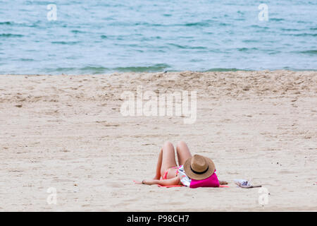 Bournemouth, Dorset, UK. 16 juillet 2018. UK : météo nuageux à Bournemouth, mais avec l'augmentation de la couverture nuageuse, en tant que chef de la mer sunseekers à plages de Bournemouth pour profiter du beau temps avant qu'il se casse. Credit : Carolyn Jenkins/Alamy Live News Banque D'Images