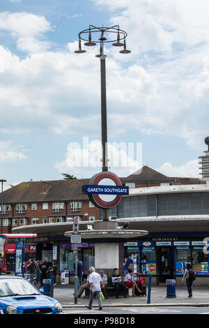 Londres, Royaume-Uni. 16 juillet 2018. La station de métro Southgate renommé en hommage à Gareth Southgate campagne Coupe du Monde avec l'Angleterre. David Rowe/Alamy Live News. Banque D'Images