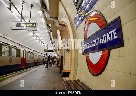 Londres, Royaume-Uni. 15 juillet 2018. southgate station de métro sur la ligne Piccadilly Londres re-nommé Gareth southgate 16 juillet 2018 station pendant 48 heures par Transport for London Crédit : Simon leigh/Alamy Live News Banque D'Images