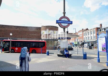 Londres, Royaume-Uni. 15 juillet 2018. southgate station de métro sur la ligne Piccadilly Londres re-nommé Gareth southgate 16 juillet 2018 station pendant 48 heures par Transport for London Crédit : Simon leigh/Alamy Live News Banque D'Images