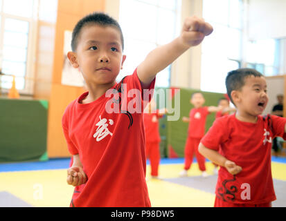 La Chine Linxia, Province de Gansu. 16 juillet, 2018. Les enfants à apprendre les arts martiaux à un centre d'activités pour les jeunes dans le nord-ouest de la Chine, Linxia, Province de Gansu, le 16 juillet 2018. Les étudiants apprennent des compétences diverses au cours de leurs vacances d'été. Credit : Shi Youdong/Xinhua/Alamy Live News Banque D'Images