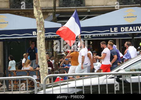 Paris, France. 16 juillet 2018. Les Français se sont réunis le long de l'avenue des Champs-Élysées, près de l'Arc de Triomphe qu'ils ont attendu une parade de l'équipe gagnante. Crédit : Richard Milnes/Alamy Live News Banque D'Images