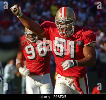 13 novembre 1994 - San Francisco, Californie, États-Unis - San Francisco 49ers vs Dallas Cowboys à Candlestick Park Dimanche, 13 novembre 1994. 49ers beat Cowboys 21-14. San Francisco 49ers de secondeur Ken Norton (51) célèbre sac. (Crédit Image : © Al Golub via Zuma sur le fil) Banque D'Images