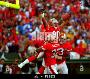 13 novembre 1994 - San Francisco, Californie, États-Unis - San Francisco 49ers vs Dallas Cowboys à Candlestick Park Dimanche, 13 novembre 1994. 49ers beat Cowboys 21-14. San Francisco 49ers wide receiver Jerry Rice (80) célèbre le toucher des roues. (Crédit Image : © Al Golub via Zuma sur le fil) Banque D'Images