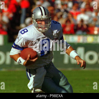 13 novembre 1994 - San Francisco, Californie, États-Unis - San Francisco 49ers vs Dallas Cowboys à Candlestick Park Dimanche, 13 novembre 1994. 49ers beat Cowboys 21-14. Dallas Cowboys quarterback Troy Aikman (crédit Image : © Al Golub via Zuma sur le fil) Banque D'Images