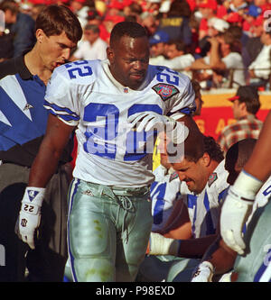 13 novembre 1994 - San Francisco, Californie, États-Unis - San Francisco 49ers vs Dallas Cowboys à Candlestick Park Dimanche, 13 novembre 1994. 49ers beat Cowboys 21-14. Cowboys de Dallas running back Emmitt Smith (crédit Image : © Al Golub via Zuma sur le fil) Banque D'Images