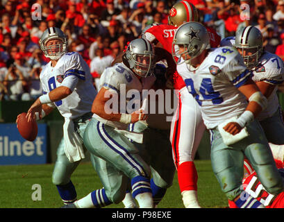 13 novembre 1994 - San Francisco, Californie, États-Unis - San Francisco 49ers vs Dallas Cowboys à Candlestick Park Dimanche, 13 novembre 1994. 49ers beat Cowboys 21-14. Dallas Cowboys quarterback Troy Aikman (crédit Image : © Al Golub via Zuma sur le fil) Banque D'Images