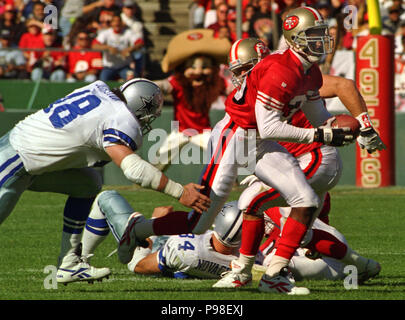 13 novembre 1994 - San Francisco, Californie, États-Unis - San Francisco 49ers vs Dallas Cowboys à Candlestick Park Dimanche, 13 novembre 1994. 49ers beat Cowboys 21-14. San Francisco 49ers arrière défensif Hanks Merton (36) s'exécute après l'interception de balle. (Crédit Image : © Al Golub via Zuma sur le fil) Banque D'Images