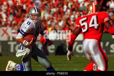 13 novembre 1994 - San Francisco, Californie, États-Unis - San Francisco 49ers vs Dallas Cowboys à Candlestick Park Dimanche, 13 novembre 1994. 49ers beat Cowboys 21-14. Dallas Cowboys quarterback Troy Aikman (8) tente d'éviter le secondeur San Francisco Lee Woodall (crédit Image : © Al Golub via Zuma sur le fil) Banque D'Images