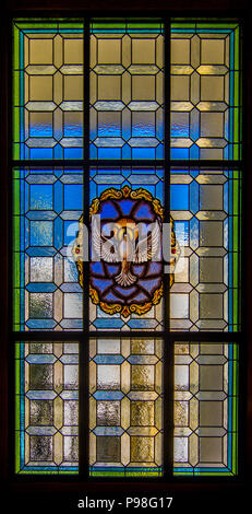 VALENCIA, Espagne - 18 février 2013 : Jour lumière passe magnifiquement de vitrail coloré représentant une colombe, pigeon avec Holly à halo Banque D'Images