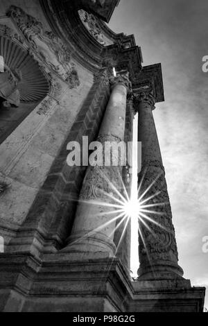 VALENCIA, Espagne - 18 février 2013 : Soleil de Printemps diffracte entre magnifiquement sculptés antiques colonnes près de la cathédrale et Ray de lumières passent à travers Banque D'Images