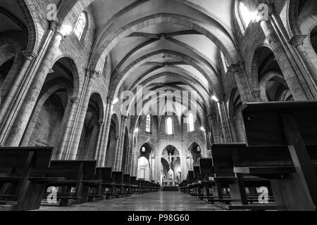 Valence, Espagne - Février 18, 2013 : l'intérieur d'une magnifique église est magnifiquement couvercle en quelques lampes et lumière naturelle venant des fenêtres, b Banque D'Images