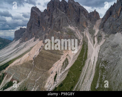 Drone aérien photo de Santa Magdalena Maddalena St Val di Funes dans les Dolomites Alpes italiennes avec Furchetta pic de montagne dans l'arrière-plan Banque D'Images