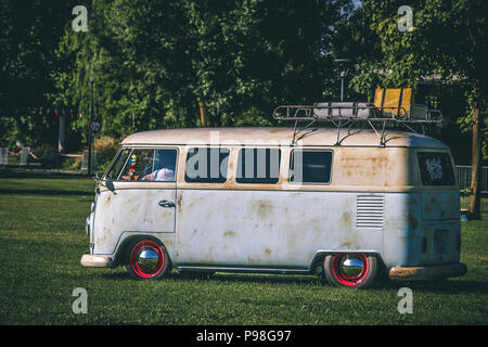 Heidenheim, Allemagne - le 8 juillet 2018 : Volkswagen Typ 2 T1 bus à la 2. Journée Oldtimer à Heidenheim an der Brenz, Allemagne. Banque D'Images