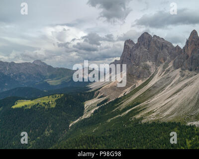 Drone aérien photo de Santa Magdalena Maddalena St Val di Funes dans les Dolomites Alpes italiennes avec Furchetta pic de montagne dans l'arrière-plan Banque D'Images