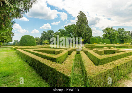 Jardin pittoresque labyrinthe avec motifs géométriques en coupe haie Banque D'Images