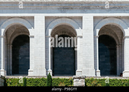 Bâtiment classique de l'arcade. Basilique de la Vallée des morts en Espagne Banque D'Images