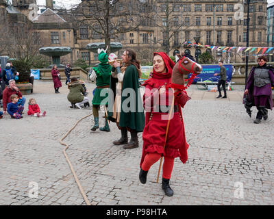 Aire de jeu avec de grandes marionnettes à Sheffield en Angleterre Banque D'Images