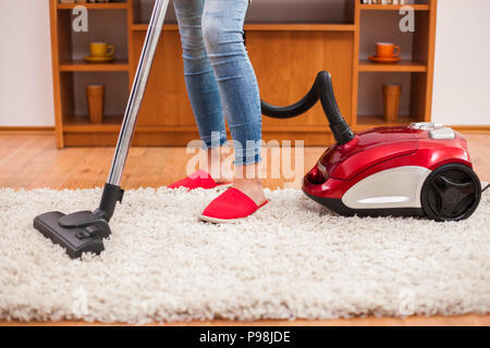 Le nettoyage de la maison. Femme à l'aide d'aspirateur. Banque D'Images