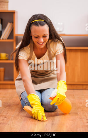 Jeune femme heureuse est le nettoyage de la chambre. Banque D'Images