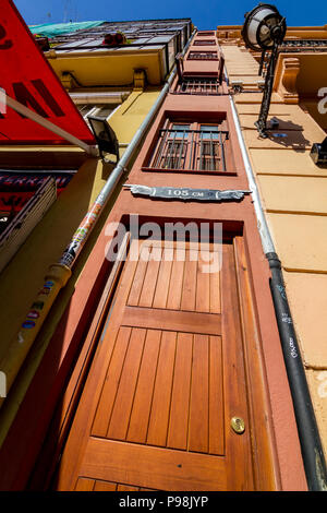 Valence, Espagne - Février 18, 2013 : l'immeuble le plus étroit en Europe est à Valence et sa largeur est de 105 cm. Low angle photo prise sous le soleil de printemps da Banque D'Images