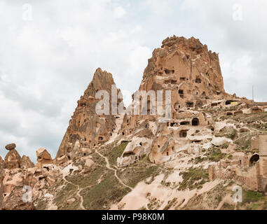 Vue de l'ancien château d'Uchisar à partir d'une montagne en Cappadoce, Anatolie centrale, Turquie Banque D'Images