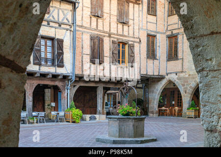 La France, Tarn, Castelnau de Montmiral, étiqueté Les Plus Beaux Villages de France (Les Plus Beaux Villages de France), la place du marché médiévale calle Banque D'Images