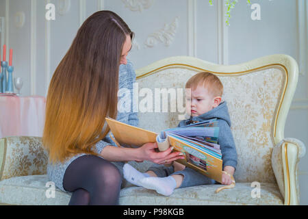 La mère et son bébé à la photobook Banque D'Images